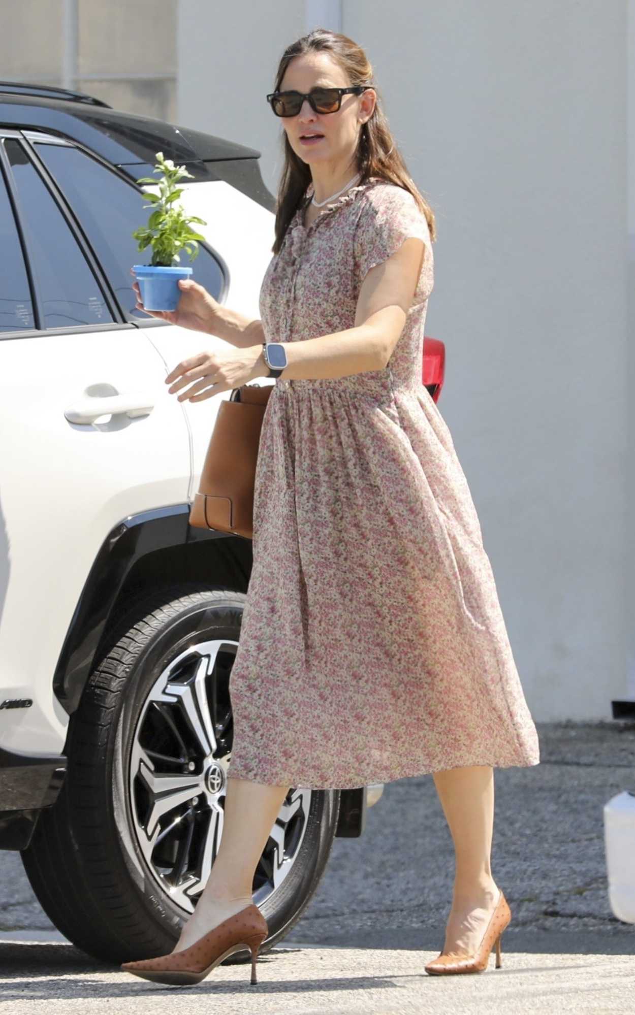 Jennifer Garner in a Floral Dress Was Seen Out in Brentwood 08/25/2024