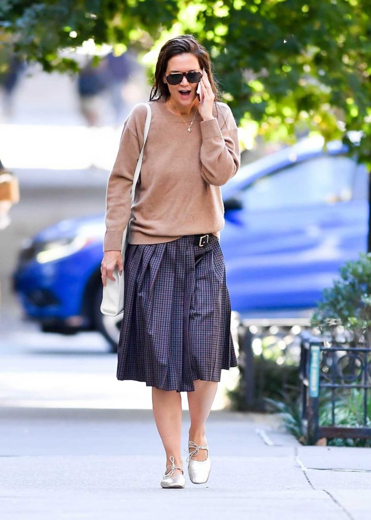 Katie Holmes in a Beige Sweatshirt