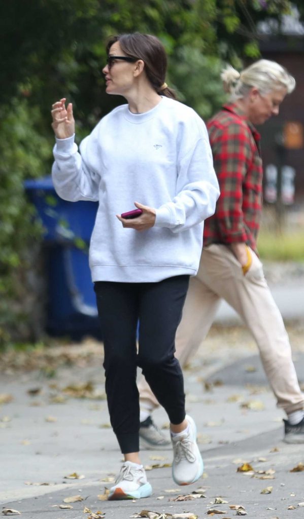 Jennifer Garner in a White Sweatshirt