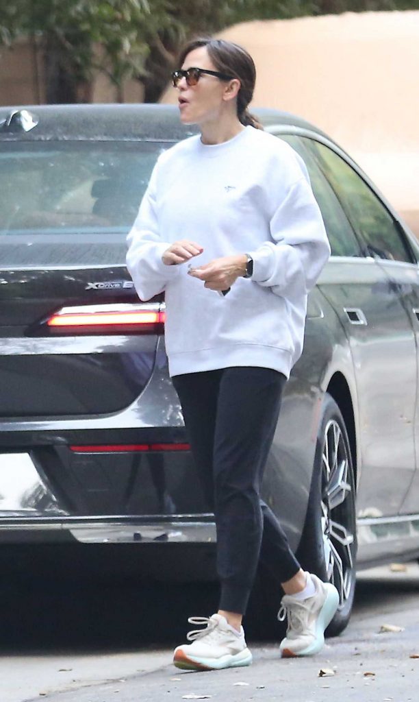 Jennifer Garner in a White Sweatshirt