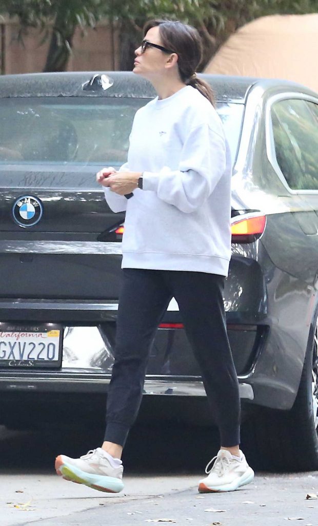 Jennifer Garner in a White Sweatshirt