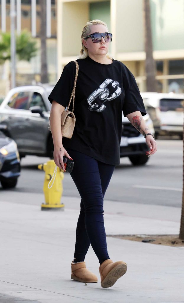 Amanda Bynes in a Black Tee