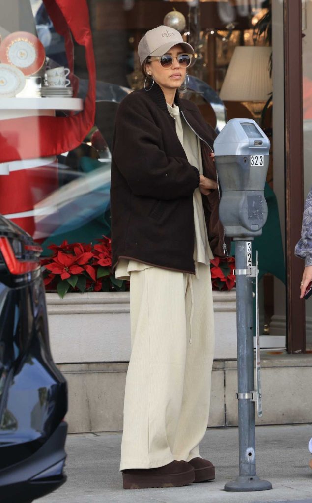 Jessica Alba in a Beige Cap