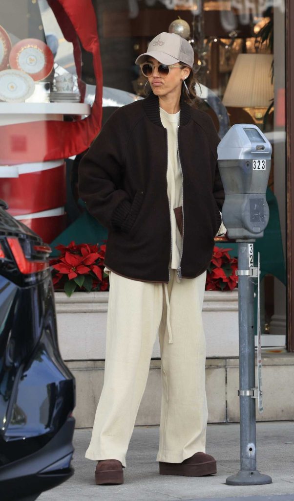 Jessica Alba in a Beige Cap