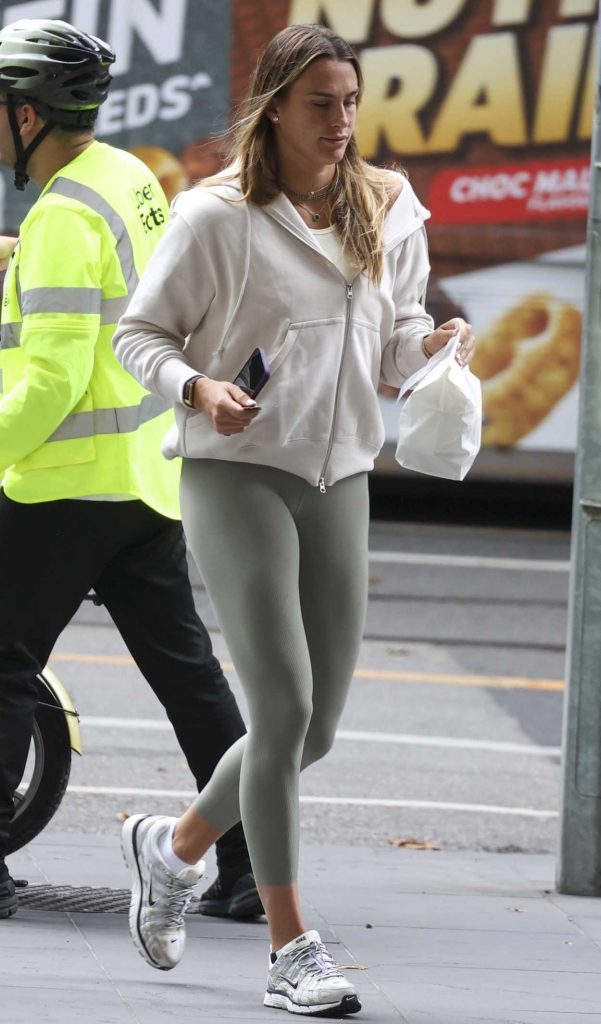 Aryna Sabalenka in an Olive Leggings