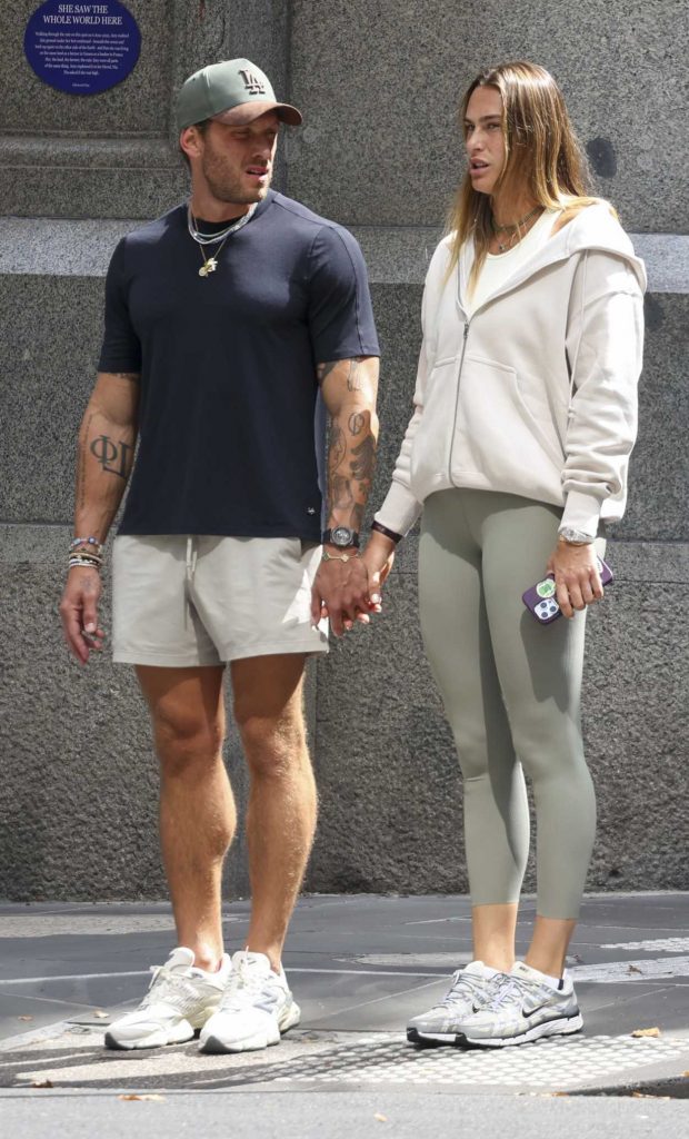 Aryna Sabalenka in an Olive Leggings