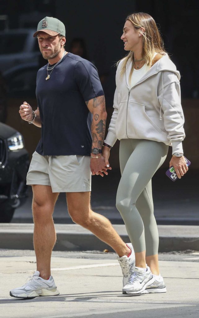 Aryna Sabalenka in an Olive Leggings