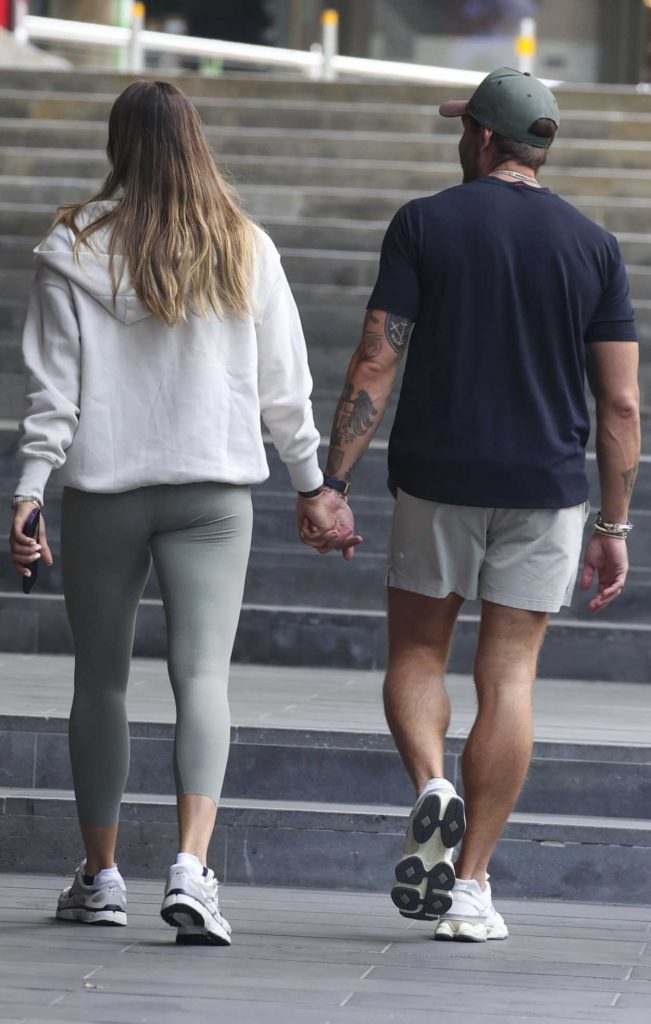 Aryna Sabalenka in an Olive Leggings