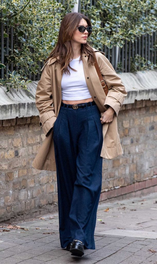 The 26-year-old actress Daisy Edgar-Jones, who had a recurring role in the show “Cold Feet”, in a beige trench coat arrives at the Almeida Theatre in North London.