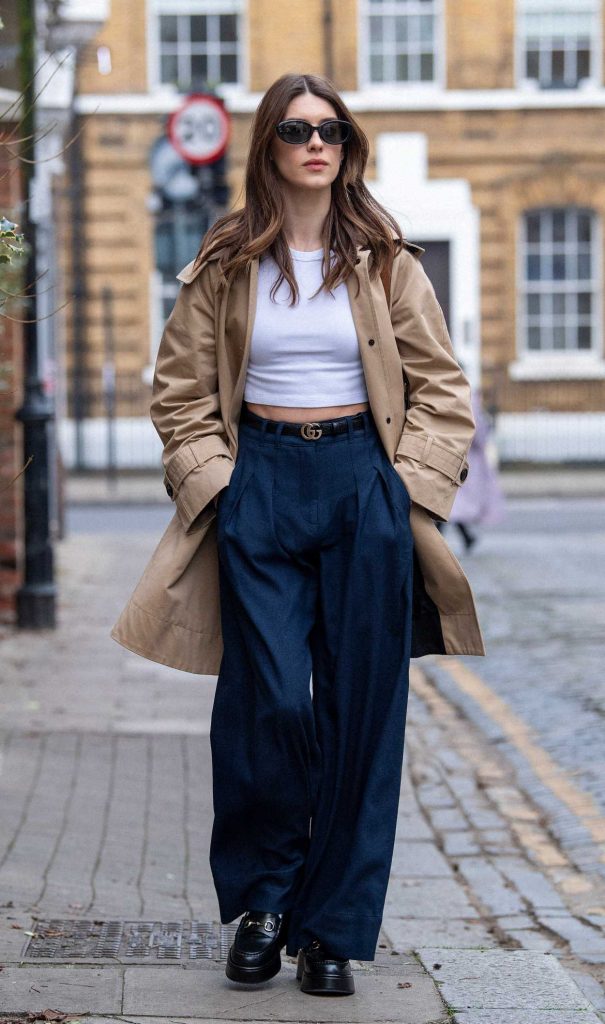 Daisy Edgar-Jones in a Beige Trench Coat