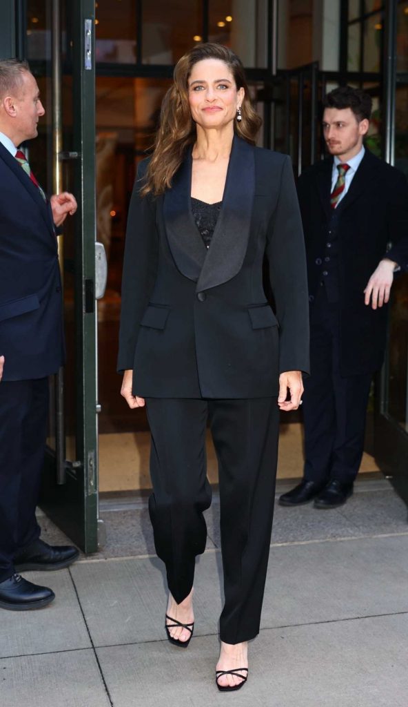 Amanda Peet in a Black Pantsuit