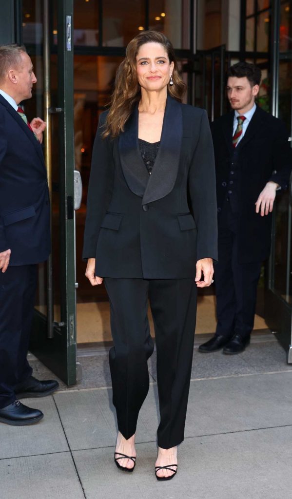 Amanda Peet in a Black Pantsuit