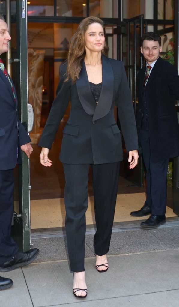 Amanda Peet in a Black Pantsuit