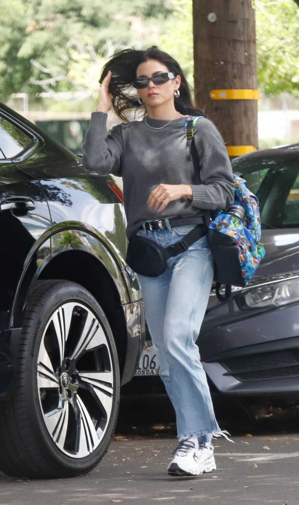 Jenna Dewan in a Grey Sweatshirt