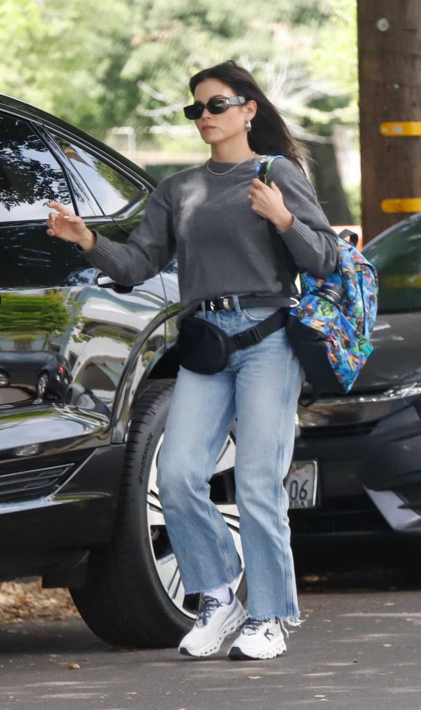 Jenna Dewan in a Grey Sweatshirt