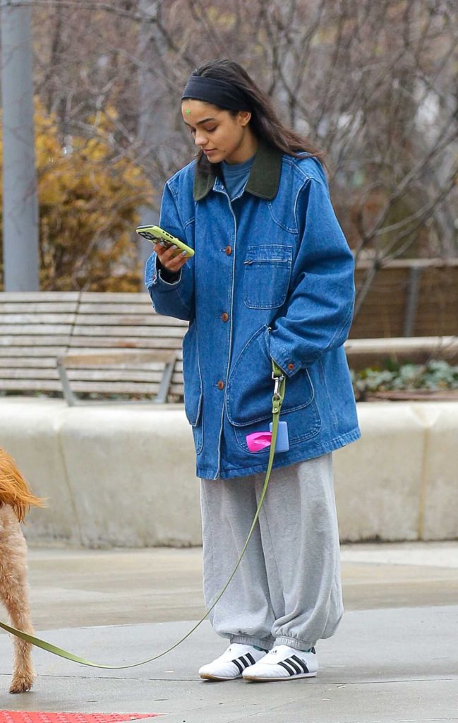 Rachel Zegler in a Grey Sweatpants