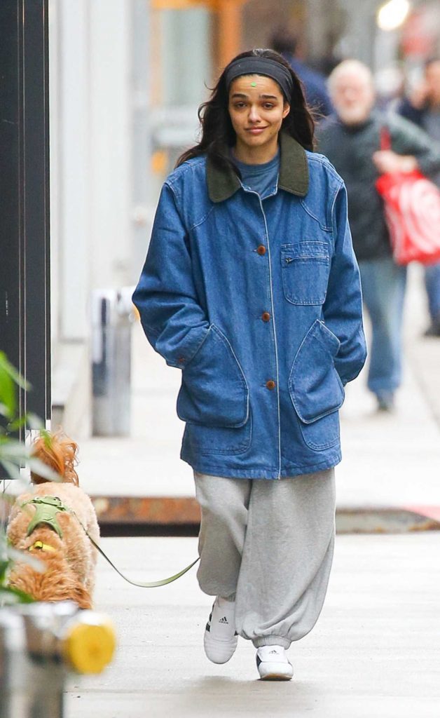 Rachel Zegler in a Grey Sweatpants