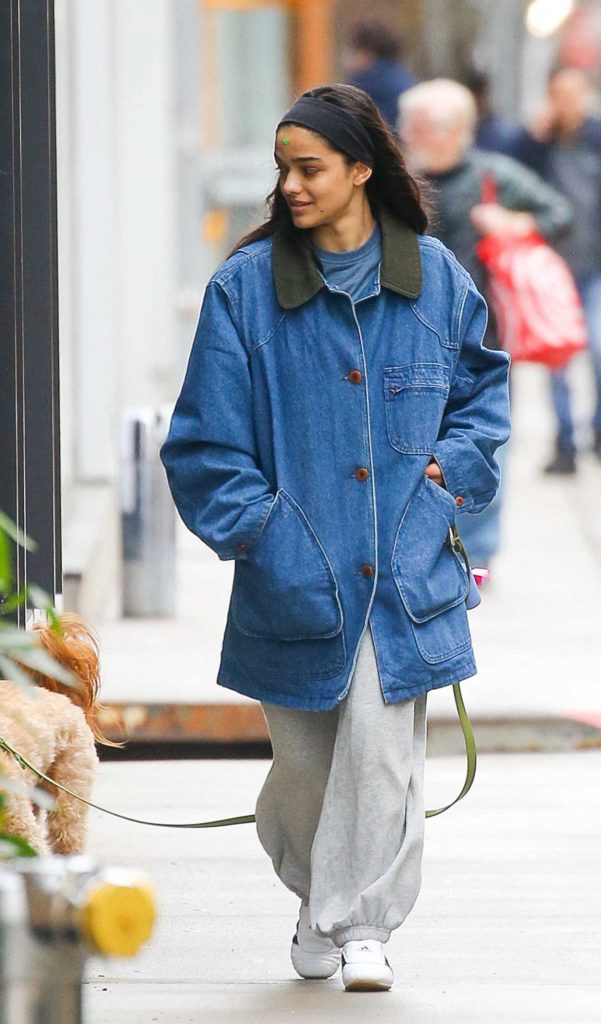 Rachel Zegler in a Grey Sweatpants