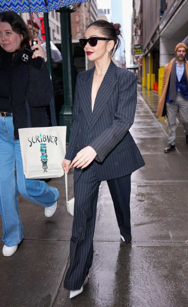 Sarah Hyland in a Black Pantsuit