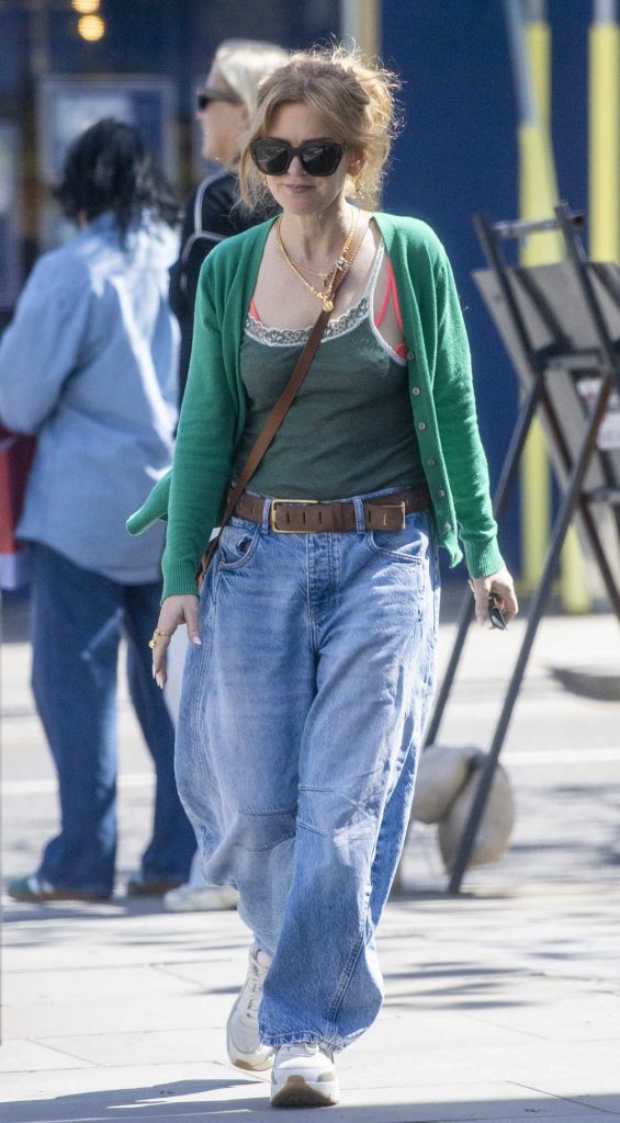 Isla Fisher in a Green Cardigan