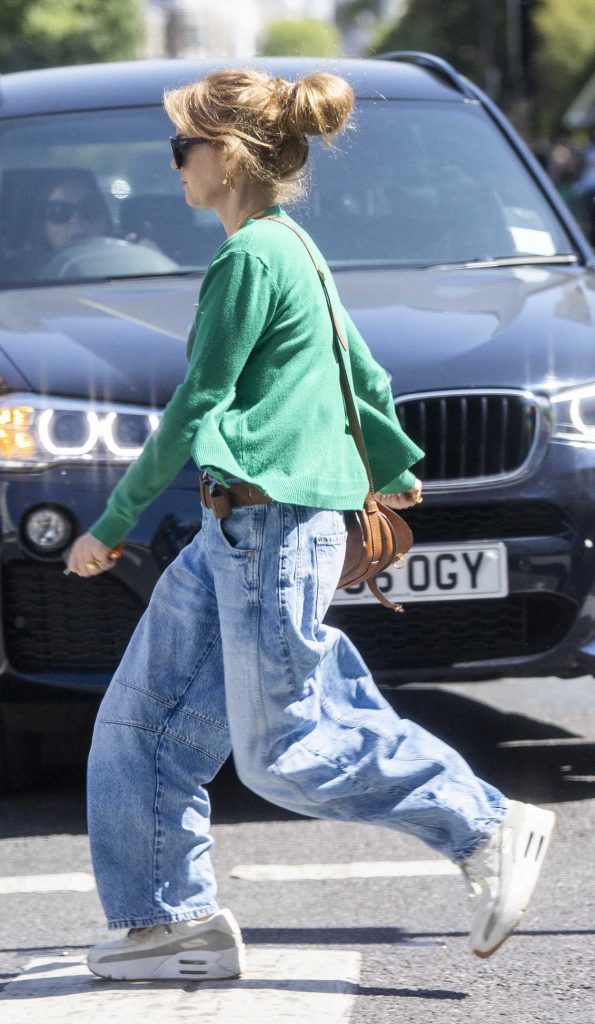 Isla Fisher in a Green Cardigan