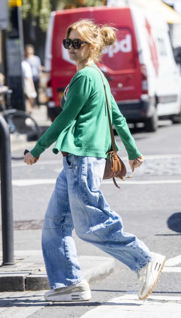 Isla Fisher in a Green Cardigan