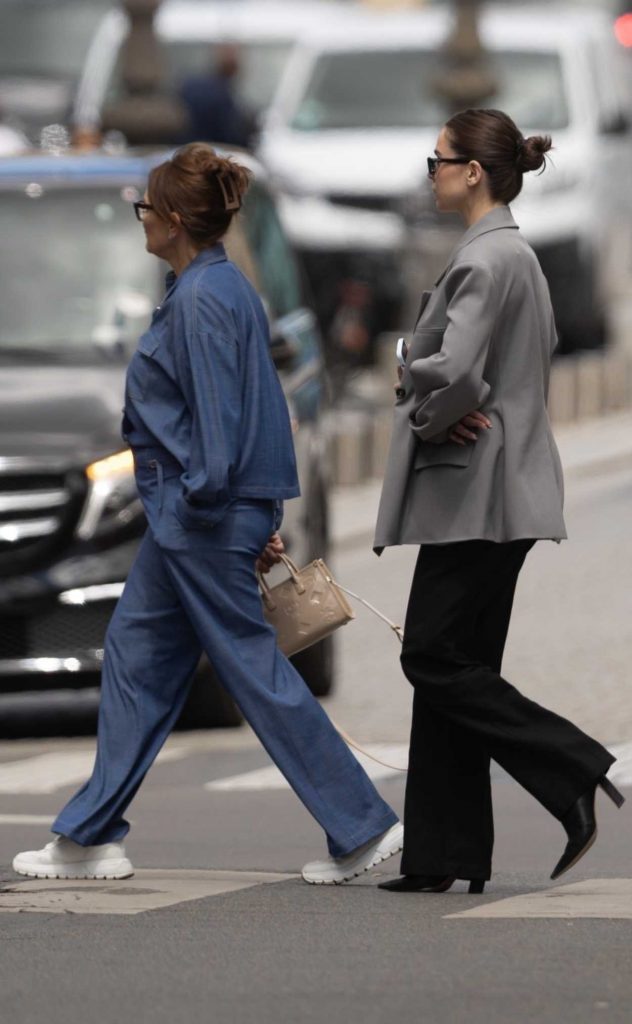 Hailee Steinfeld in a Grey Blazer