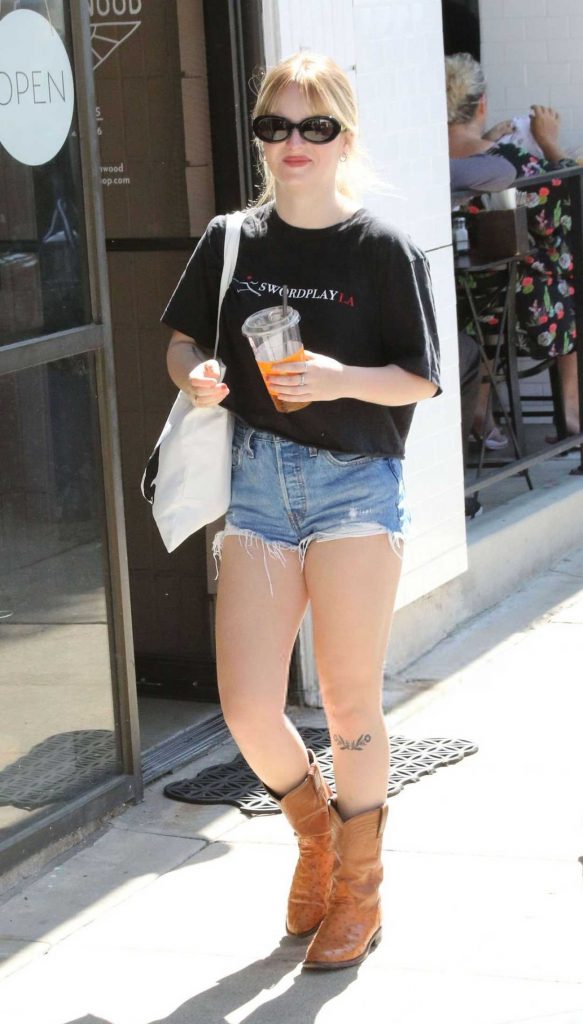 Lulu Wilson in a Black Tee