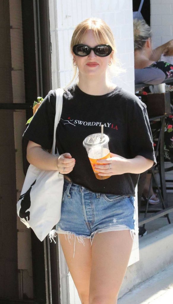 Lulu Wilson in a Black Tee