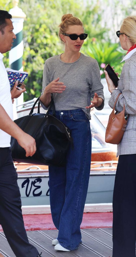 Amanda Seyfried in a Grey Long Sleeves T-Shirt