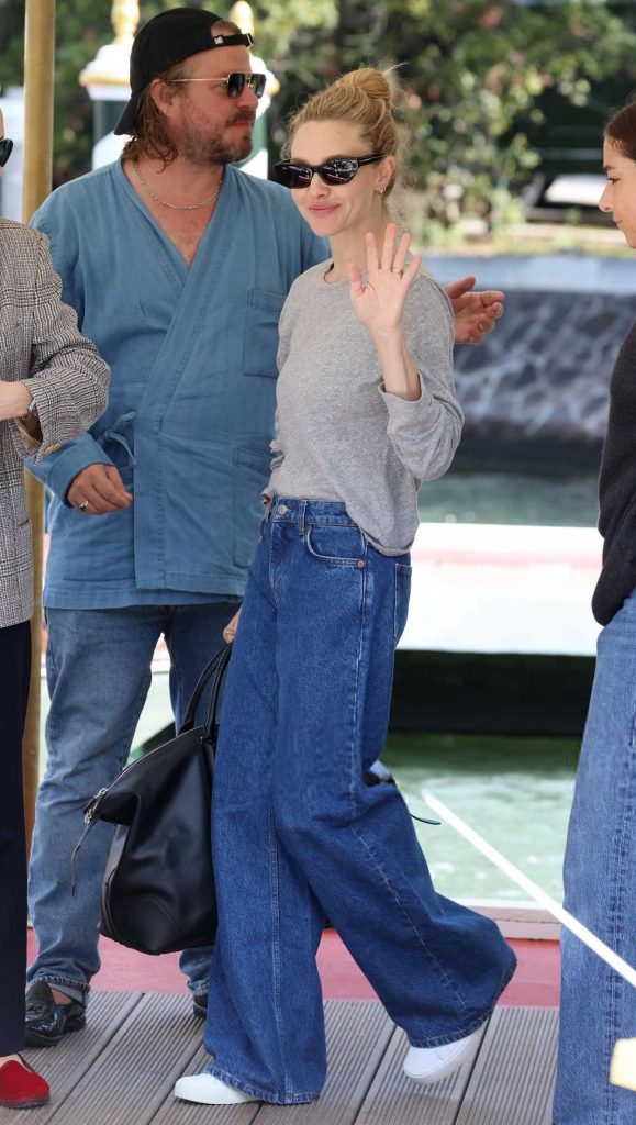 Amanda Seyfried in a Grey Long Sleeves T-Shirt