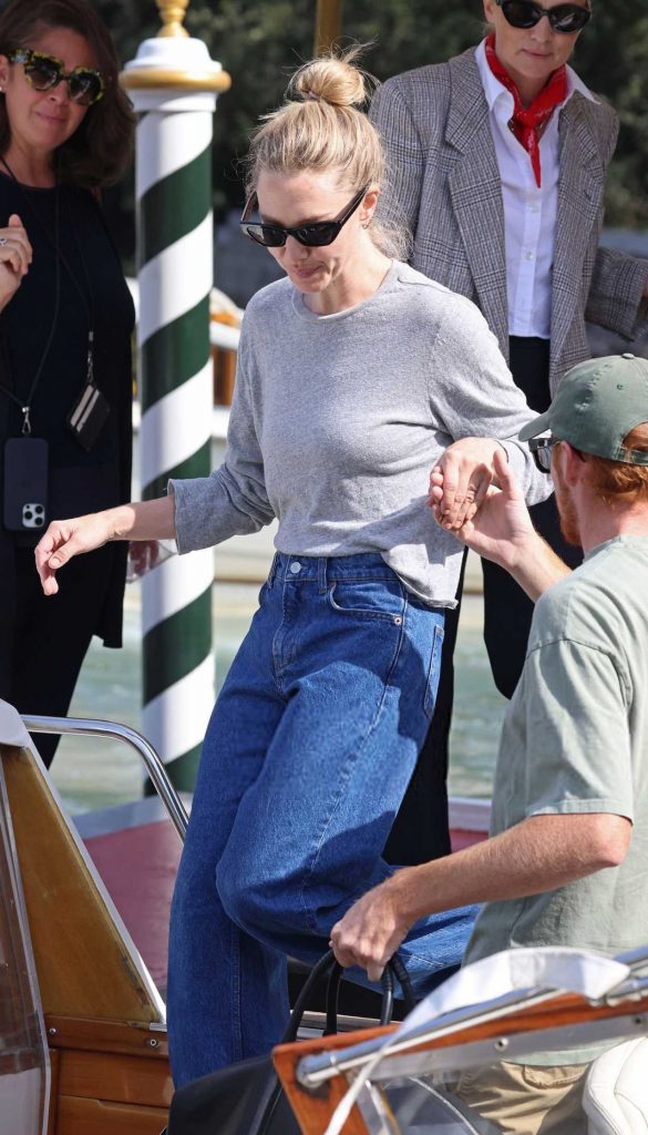 Amanda Seyfried in a Grey Long Sleeves T-Shirt