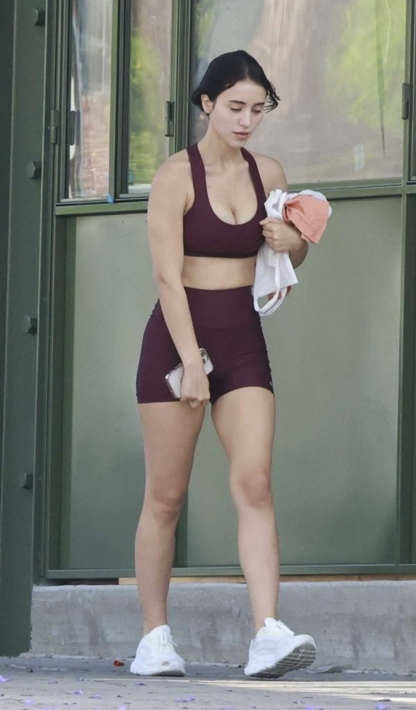 Caylee Cowan in a Purple Sporty Gym Clothes
