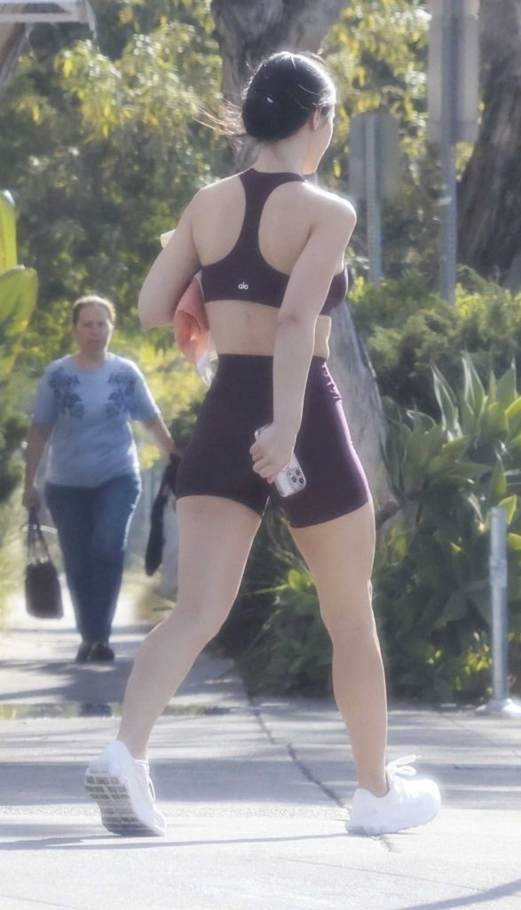 Caylee Cowan in a Purple Sporty Gym Clothes