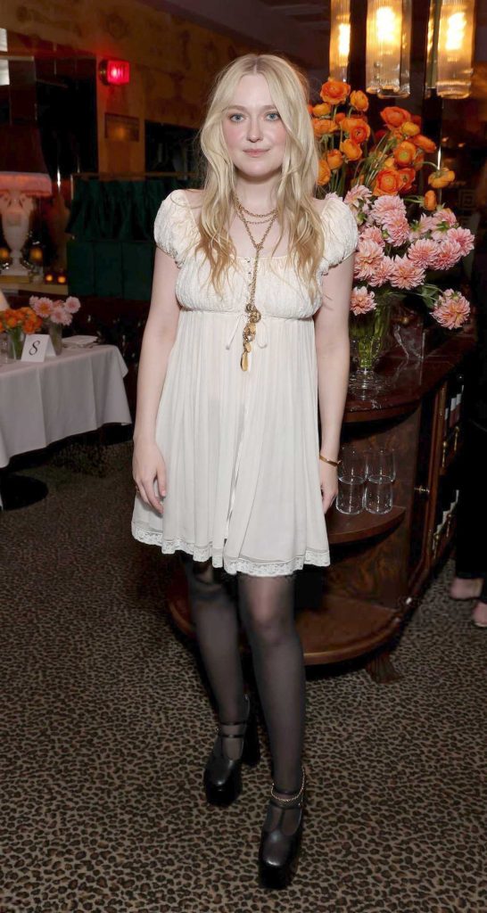 Elle Fanning and Dakota Fanning