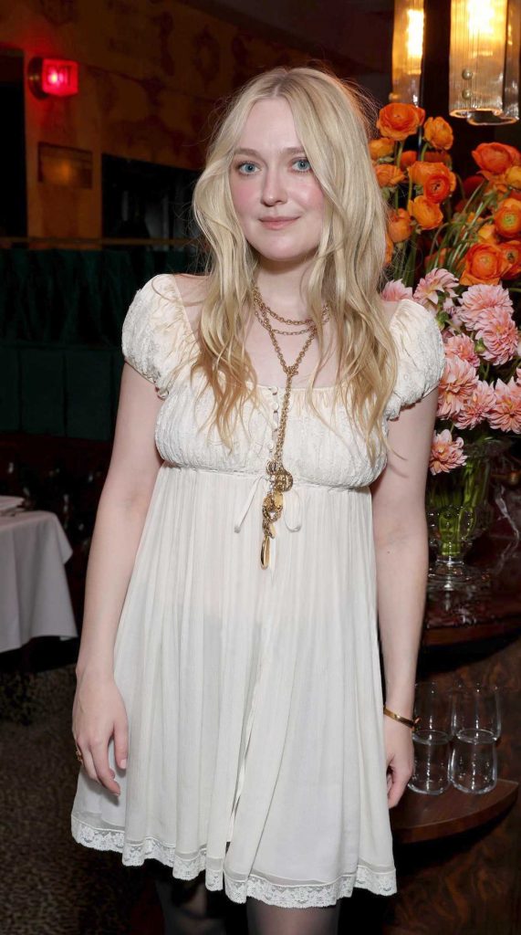 Elle Fanning and Dakota Fanning