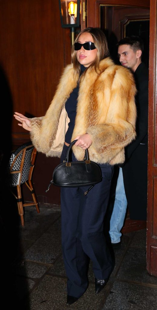 Tate McRae in a Black Pants