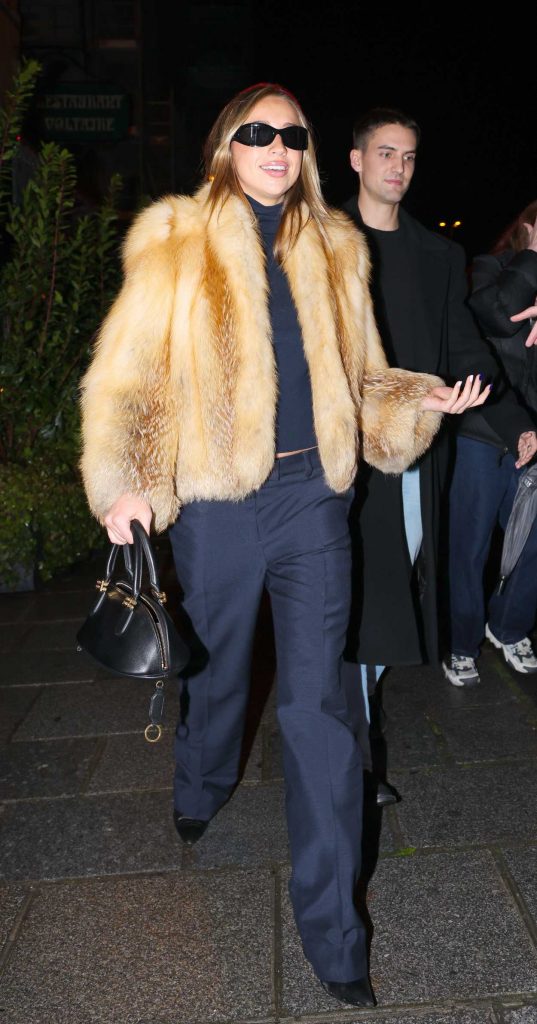 Tate McRae in a Black Pants