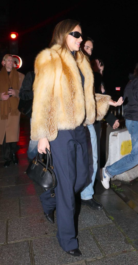 Tate McRae in a Black Pants