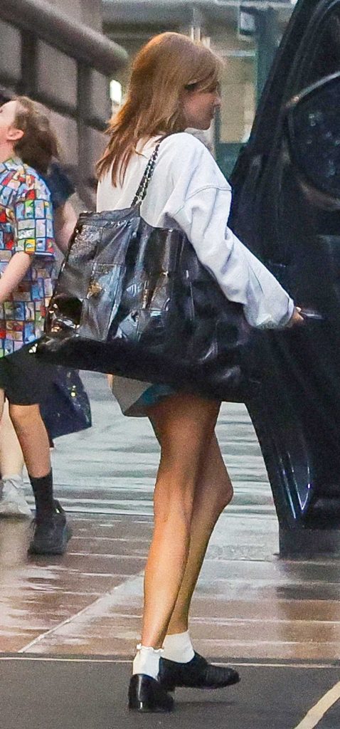 Olivia Jade in a Grey Oversized Sweatshirt