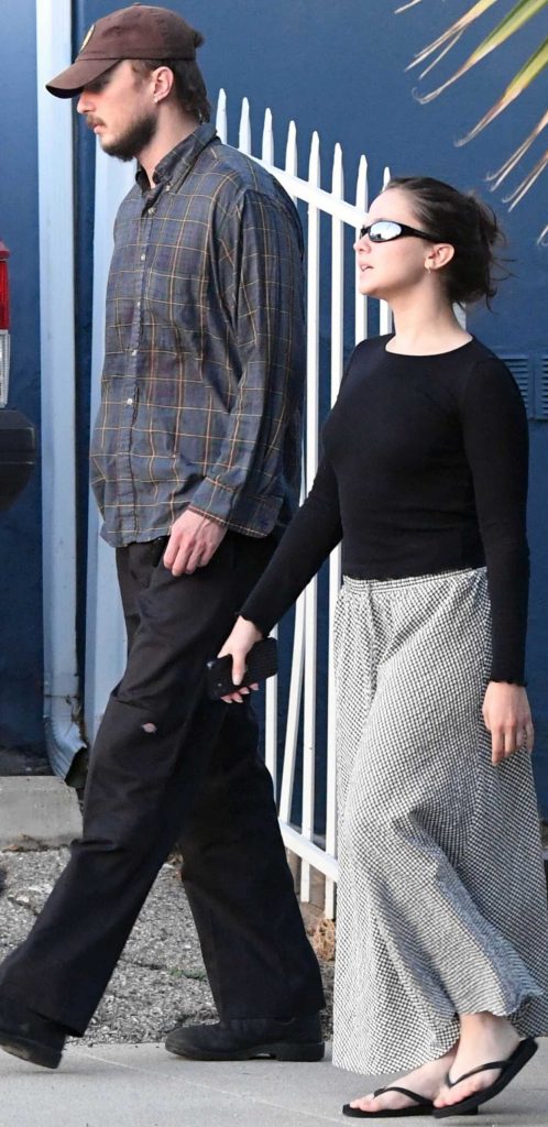 Cailee Spaeny in a Black Flip-Flops