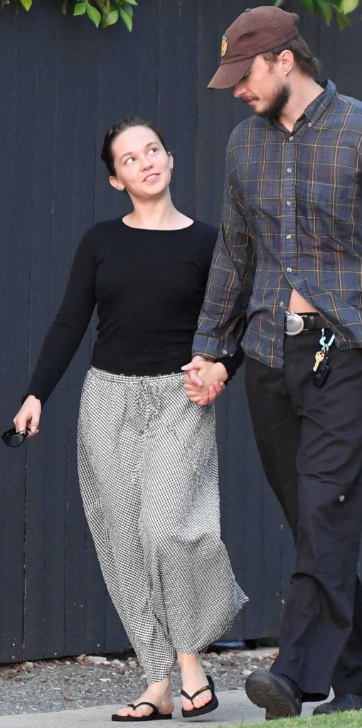 Cailee Spaeny in a Black Flip-Flops