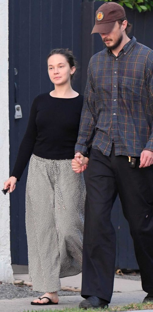 Cailee Spaeny in a Black Flip-Flops