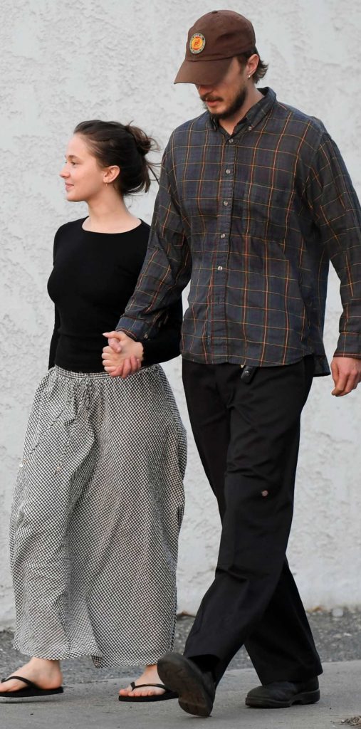 Cailee Spaeny in a Black Flip-Flops