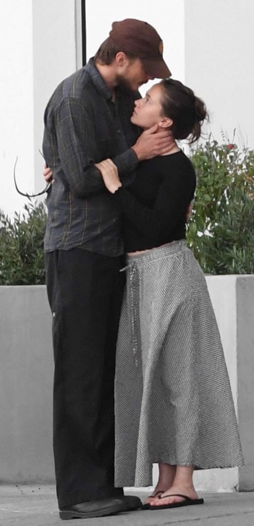 Cailee Spaeny in a Black Flip-Flops