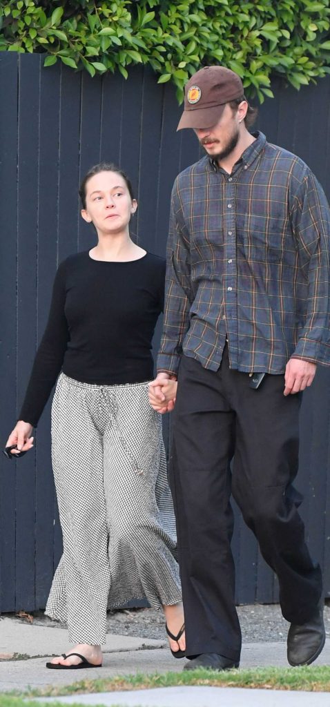 Cailee Spaeny in a Black Flip-Flops