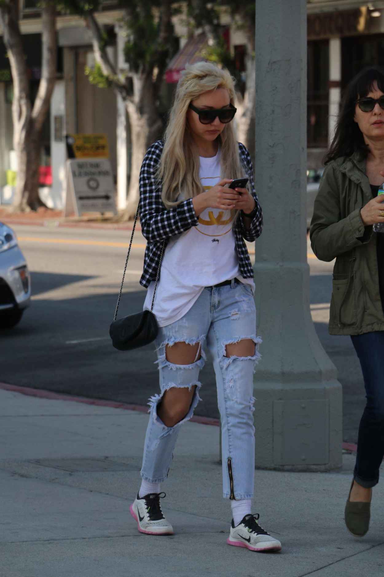 Amanda Bynes in Ripped Jeans - Out in West Hollywood, January 2015-1