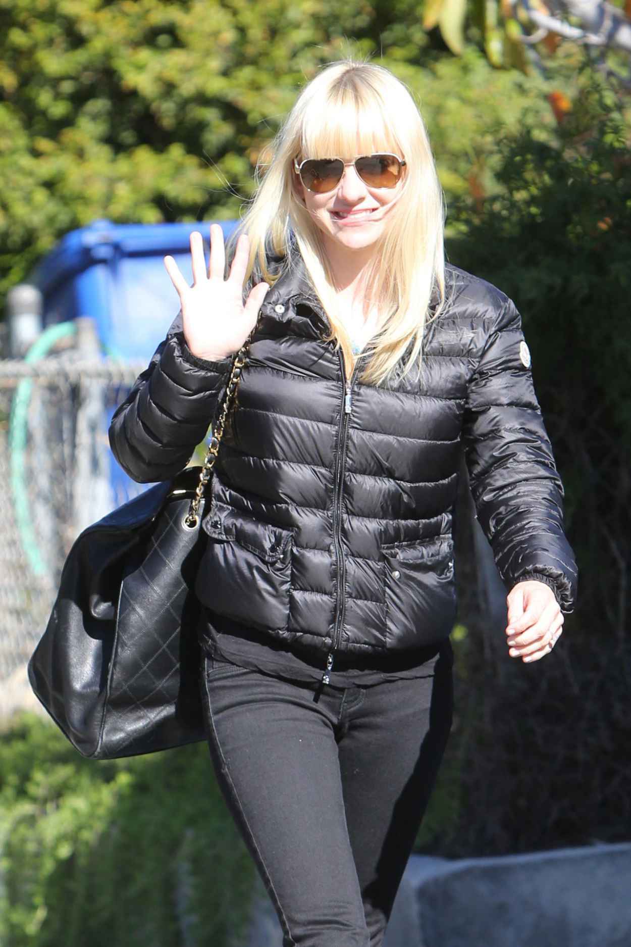 Anna Faris Street Style – Out in Los Angeles, December 2015 – celebsla.com