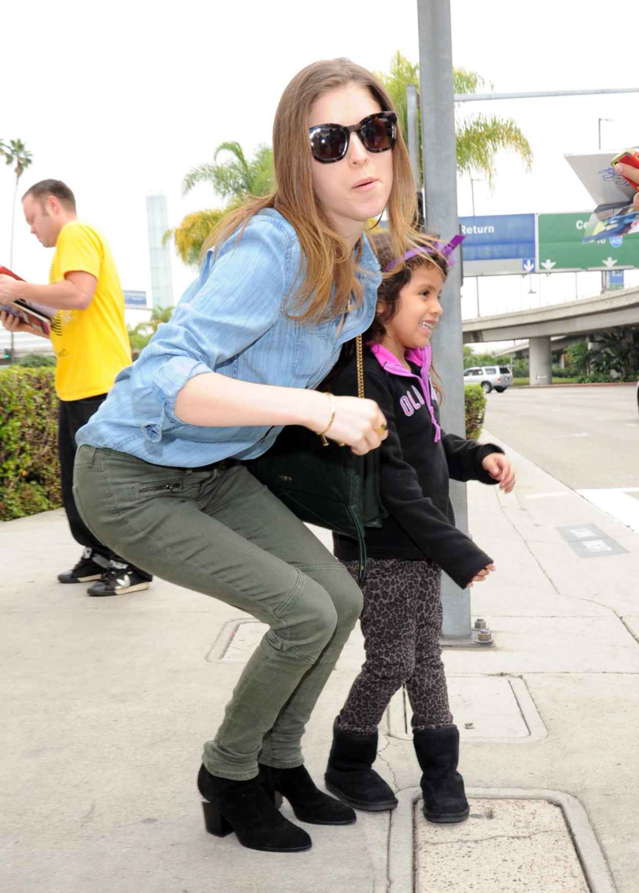 Anna Kendrick Casual Style – at LAX Airport – December 2015 – celebsla.com