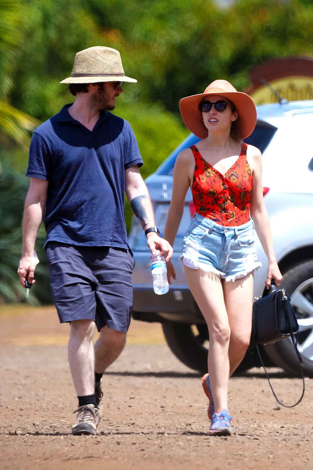 Anna Kendrick Vacationing in Oahu, Hawaii, July 2015 – celebsla.com